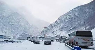 Gürcüstandan Rusiyaya gedən avtomobil magistralında 10 kilometr uzunluğunda tıxac yaranıb - FOTO