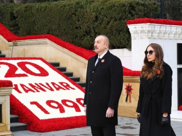 Prezident İlham Əliyev və birinci xanım Mehriban Əliyeva Şəhidlər xiyabanını ziyarət ediblər - FOTO