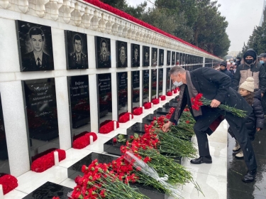 Ukraynanın Azərbaycandakı səfiri Şəhidlər Xiyabanını ziyarət edib, 20 Yanvar şəhidlərini yad edib