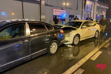 Xətaidə sürücü avtomobillərin arasında qaldı - İki ayağı da sındı - FOTO