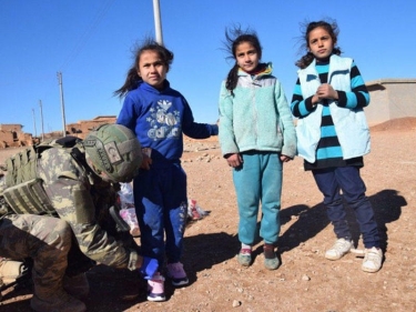 Türk ordusu suriyalı uşaqlara hədiyyələr payladı - FOTO