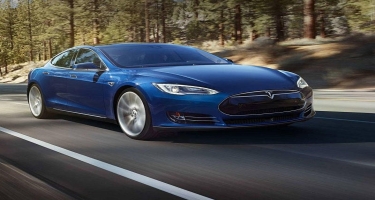 Tesla şirkəti Model S-in yenilənmiş interyerini təqdim edib