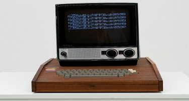 1976-cı il istehsalı Apple 1 kompüteri rekord qiymətə hərraca çıxarılıb