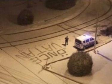 Polis qarla örtülü yolun üzərinə bu sözü yazdı - FOTO