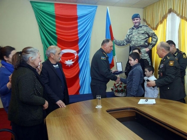 “NATO-nun Ləyaqətli Xidmət Medalı” şəhid komandirin ailəsinə təqdim edildi - VİDEO - FOTO