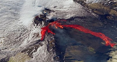 Avropanın ən fəal vulkanlarından birinin püskürməsinin kosmosdan görüntüsü - FOTO