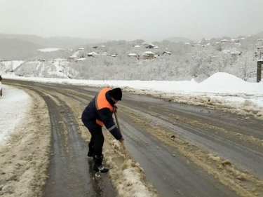 Qar, buz və çovğun səbəbindən Bakı-Şamaxı yolu bağlanıb