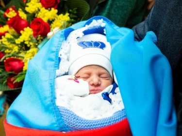 Daha bir şəhidin övladı doğuldu - Adına 5 min manatlıq hesab açılacaq - FOTO