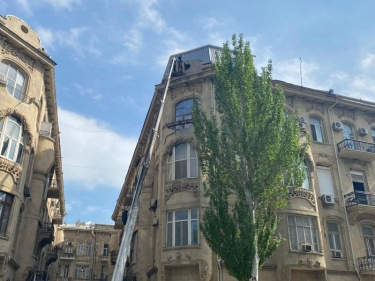 Bakıda tarixi binanın üzərindəki tikilinin söküntüsü yaxın günlərdə yekunlaşacaq