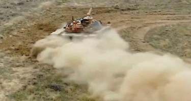 Türkiyə şirkəti hərəkətdə olan tank üzərindən atəş sistemini sınaqdan çıxarıb