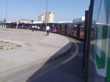 Bakıda son zamanların ən uzunmüddətli tıxacı - Avtobus karvanı yarandı - VİDEO - FOTO