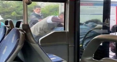 Avtobusda kütləvi davanı polis də ayıra bilmədi - VİDEO