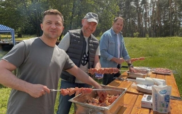 Zelenski jurnalistləri kababa qonaq etdi - FOTO