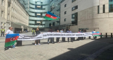 Azərbaycanlılar BBC-nin binası qarşısında aksiya keçirib - FOTO