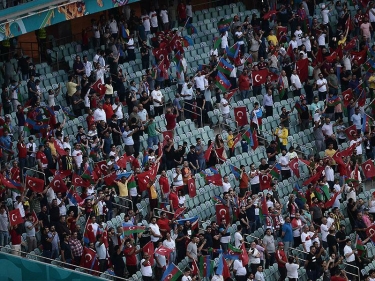 Azərbaycanlı məşhurlar Türkiyə millisini stadiondan belə dəstəklədilər - FOTO