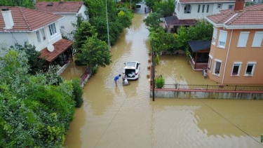 İstanbulda güclü yağış: Evlər su altında qaldı - FOTO