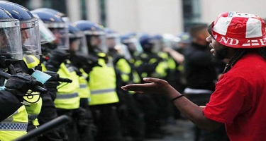 Londonda azarkeşlər 19 polisi yaralayıb