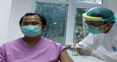 İndoneziyada tibb işçilərinə üçüncü doza vaksin vurulmasına başlanılıb