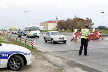 Avtobus sürücüsü sükan arxasında 