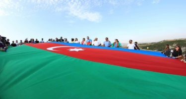 Xaricdə aksiyalarda nümayiş etdirilən iriölçülü Azərbaycan bayrağı Cıdır düzündə - FOTO