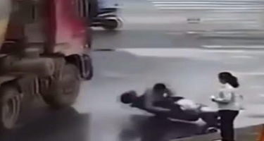 Motosiklet sürücüsü yük avtomobilinin altında qalmaqdan son anda xilas oldu