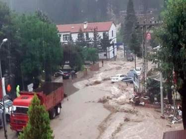 Türkiyənin şimal rayonlarına sel gəlib,  ölən və itkin düşən var