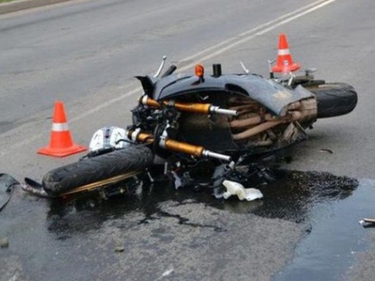 “Mercedes” motosikletlə toqquşdu - Sürücü öldü