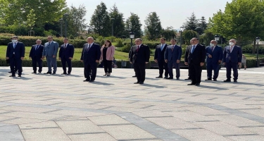 Baş prokuror Ankarada ulu öndər Heydər Əliyevin abidəsini ziyarət edib - FOTO