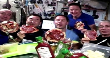 Kosmik stansiyada “Üzən pizza gecəsi” təşkil olundu - VİDEO