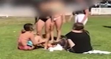 Saçyolduya çıxan qadınların bikinisi düşdü - Kişilər sevinclə baş verənləri telefonlarına çəkdilər - FOTO