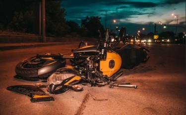 Bakıda motosikletlə avtomobil toqquşub, xəsarət alanlar var