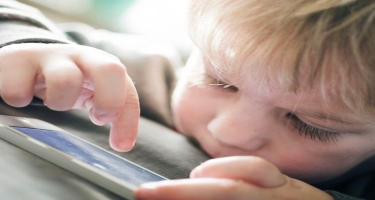 Smartfonlar uşaqların gözlərinə ziyan vurur