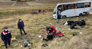 Türkiyədə mikroavtobus aşdı, 12 polis yaralandı