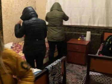 Əxlaqsızlıq yuvasına polis hücumu - 4 qadın iş başında tutuldu - FOTOlar