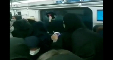 Metroda boğulan insanlar qatarın şüşələrini qırdılar - VİDEO