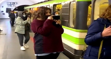 İrəvanda aksiya iştirakçıları metronun işinə mane oldular - VİDEO