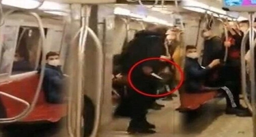 Metroda dəhşət: qəssab bıçağı ilə… - VİDEO