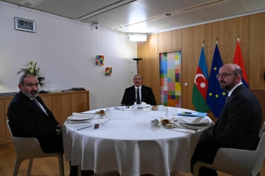 Brüsseldə Şarl Mişelin iştirakı ilə Azərbaycan Prezidenti İlham Əliyevlə Ermənistanın baş naziri Nikol Paşinyanın görüşü başladı - FOTO