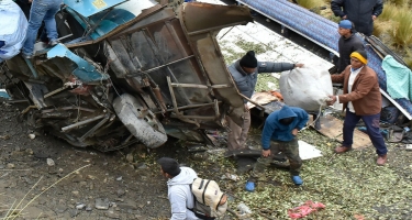 Boliviyada mikroavtobus min metr hündürlükdən aşıb, 7 nəfər ölüb