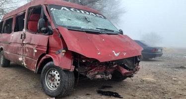 Kürdəmirdə mikroavtobus aşdı - 1 ölü, 4 yaralı - FOTO