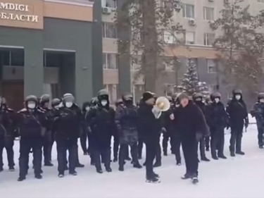 Qazaxıstanın bu şəhərində polis etirazçıların tərəfinə keçdi - VİDEO