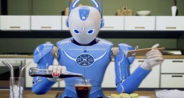 Bu robot yemək bişirməyi, yük daşımağı, hətta iynə vurmağı bacarır - VİDEO