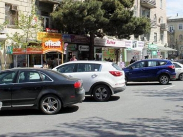 Bakıda qonşular sürücünü BELƏ CƏZALANDIRDILAR: Maşını düzgün saxlamadığı üçün... - FOTO