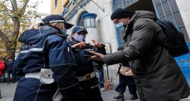 İtaliya polisi çəhrayı rəngli tibbi maskalara etiraz edib