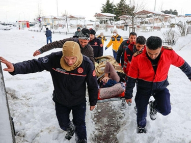 Xilasedicilər hamiləni doğuma bir neçə dəqiqə qalmış xəstəxanaya çatdırdılar - FOTO