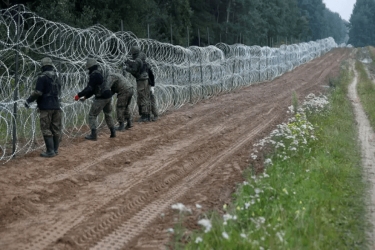 Polşa Belarusla sərhəddə səddin tikintisinə başlayıb