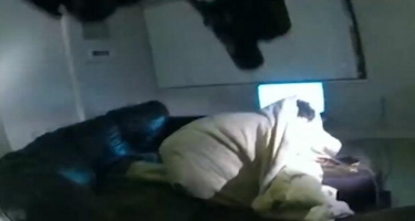 ABŞ-da polis evində divanda yatan afroamerikalını güllələdi
