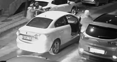 Sərxoş piyada avtomobilin qarşısını kəsib əlindəki butulkanı sürücünün başına çırpdı - VİDEO