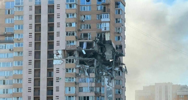 Kiyevdə yaşayış binası raketlə vuruldu - VİDEO - FOTO