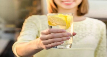 Hər səhər limonlu su içməyə 5 səbəb –  FAYDALARI